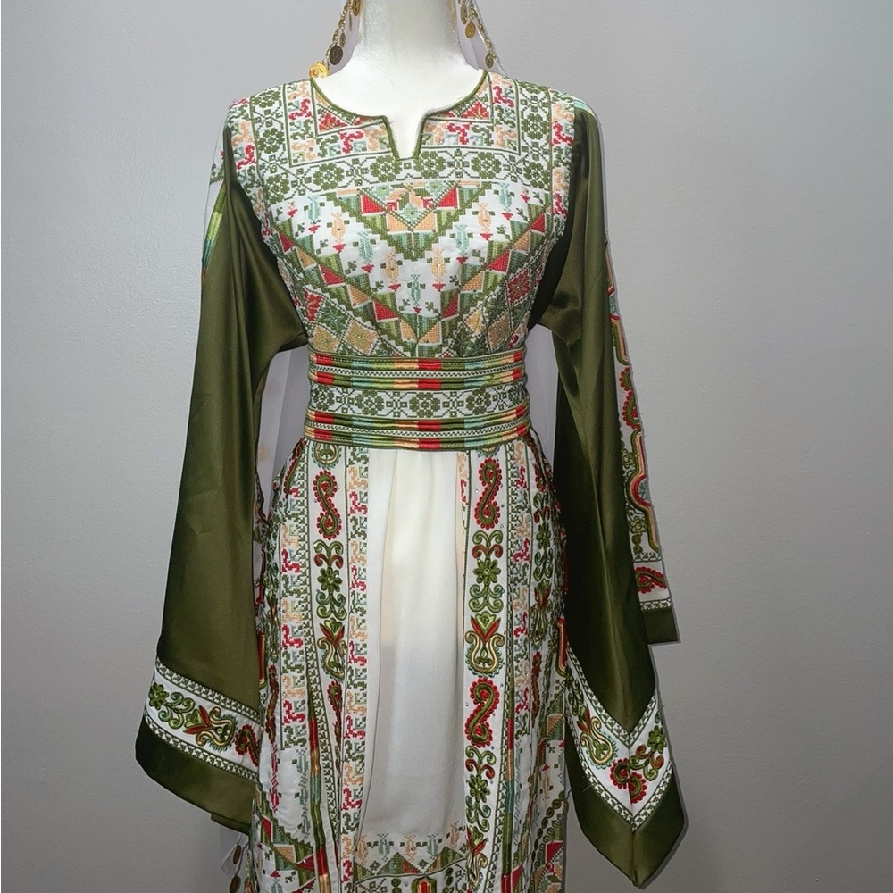 Elegant Green and White Embroidered Dress ثوب فلسطيني مطرز
